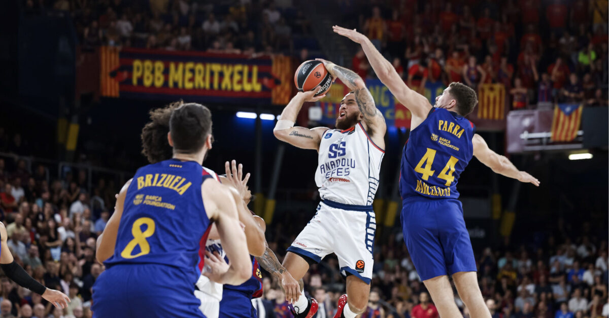 Anadolu Efes EuroLeague'e Barcelona'da 89-82 yenilgiyle başladı: Mike James'ten 22 sayı
