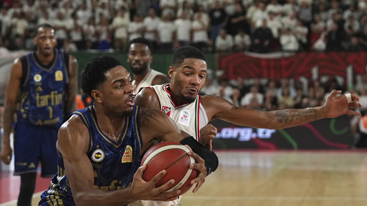 Basketbol Süper Ligi'nde Fenerbahçe Tarfin Karşıyaka'yı 97-72, Efes Körfez'i 93-77 yendi