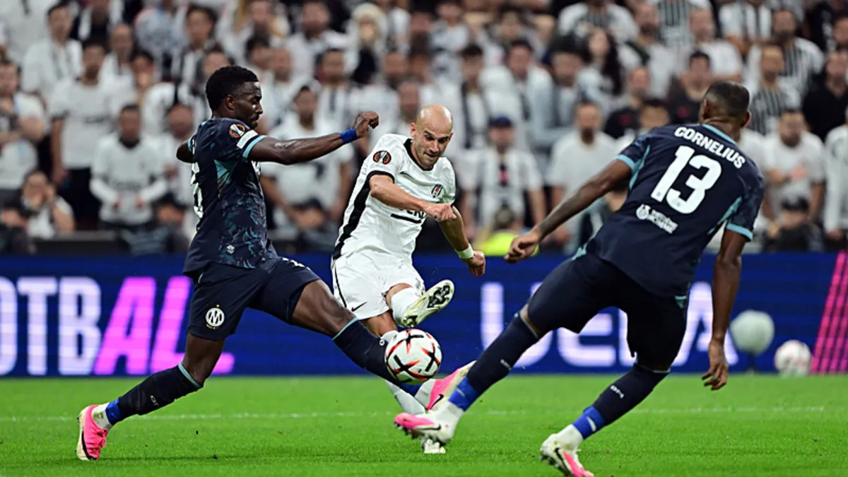 Beşiktaş'ta Cerny gol attığı maçta sakatlandı: yerine giren Poku ilk golünü kaydetti