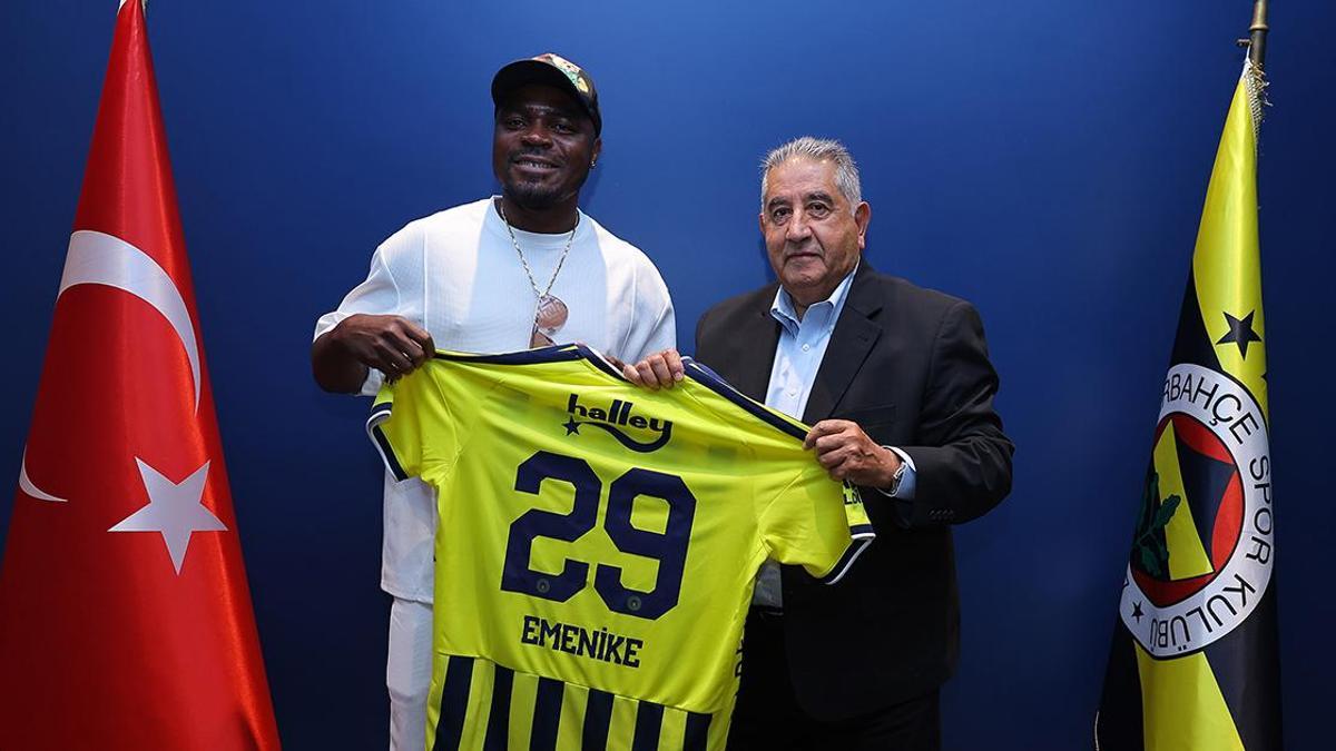 Emenike Fenerbahçe'yi ziyaret etti: Mahmut Uslu 29 numaralı formayı hediye etti