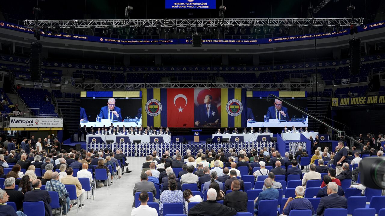 Fenerbahçe genel kurulunda borç 27,8 milyar lira, salonda 'parayı yediniz' gerginliği