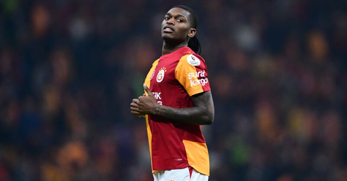 Galatasaray'da Leao 77. dakikada kasık ağrısıyla oyundan çıktı, yerine Deniz Gül girdi