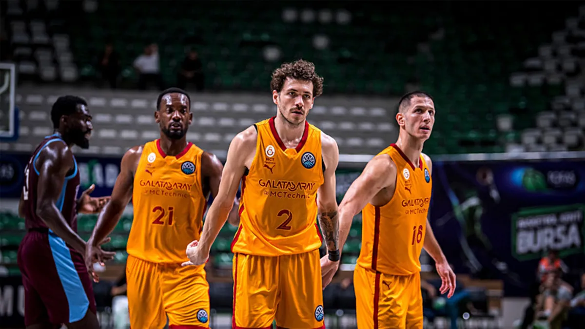 Galatasaray Trabzonspor'u 77-65 yenip finale çıktı, Anadolu Efes Zenit'i 100-76 dağıttı