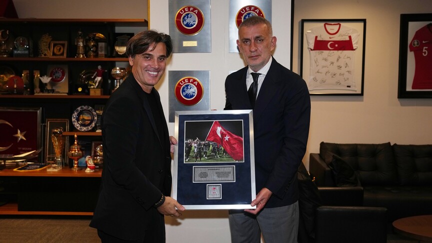 Hacıosmanoğlu Montella ile vedalaştı: Kosova maçı fotoğraflı plaket hediye edildi