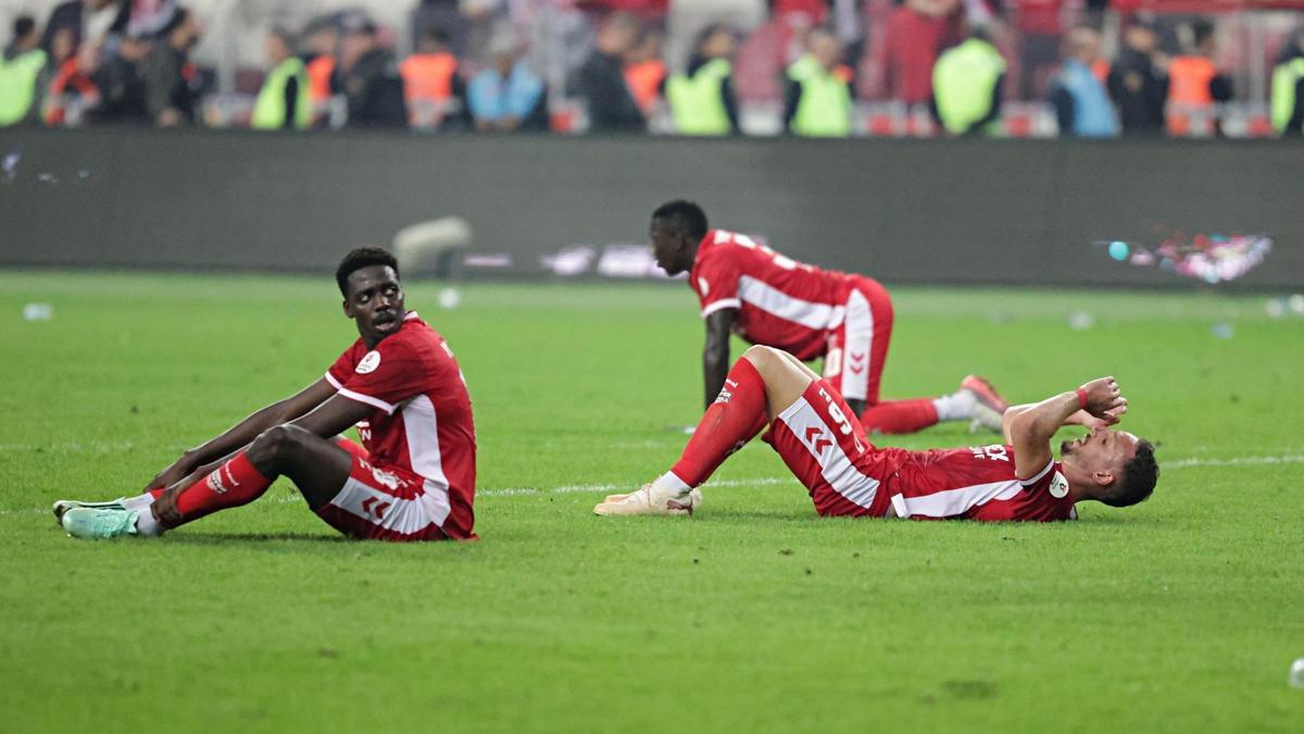 Samsunspor kulüp tarihinde ilk kez üst üste 7 lig maçı kaybetti: 3 gol attı, 18 yedi